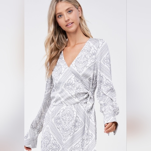 NWOT! En Saison Women's Scarf Print Wrap Blouse Size Small - Picture 7 of 7